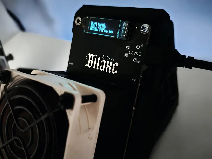 Un Bitaxe dans son boîtier, écran allumé
